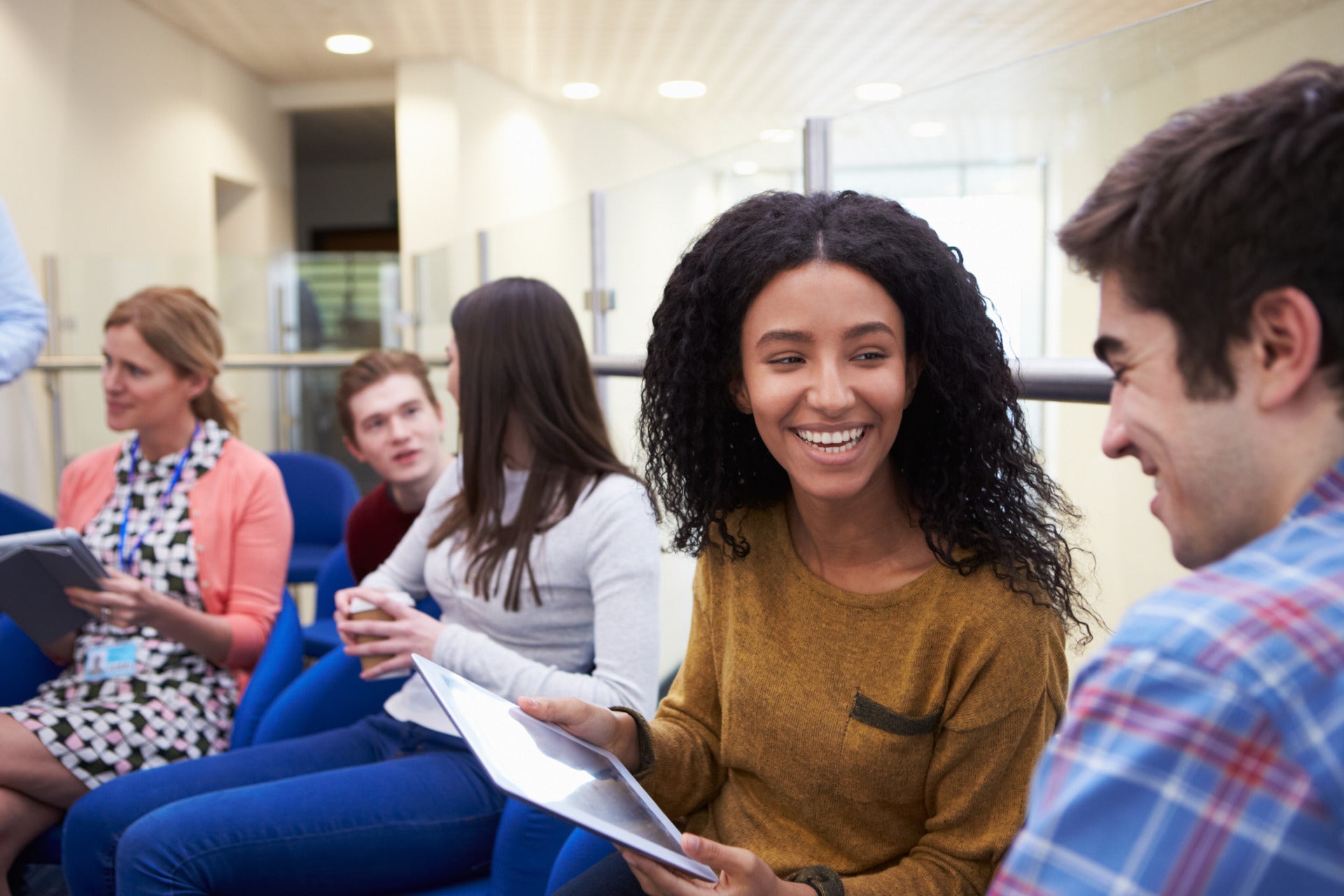 Here are some pupils talking. Неофициальное сообщество. Informal meeting. Students talking.